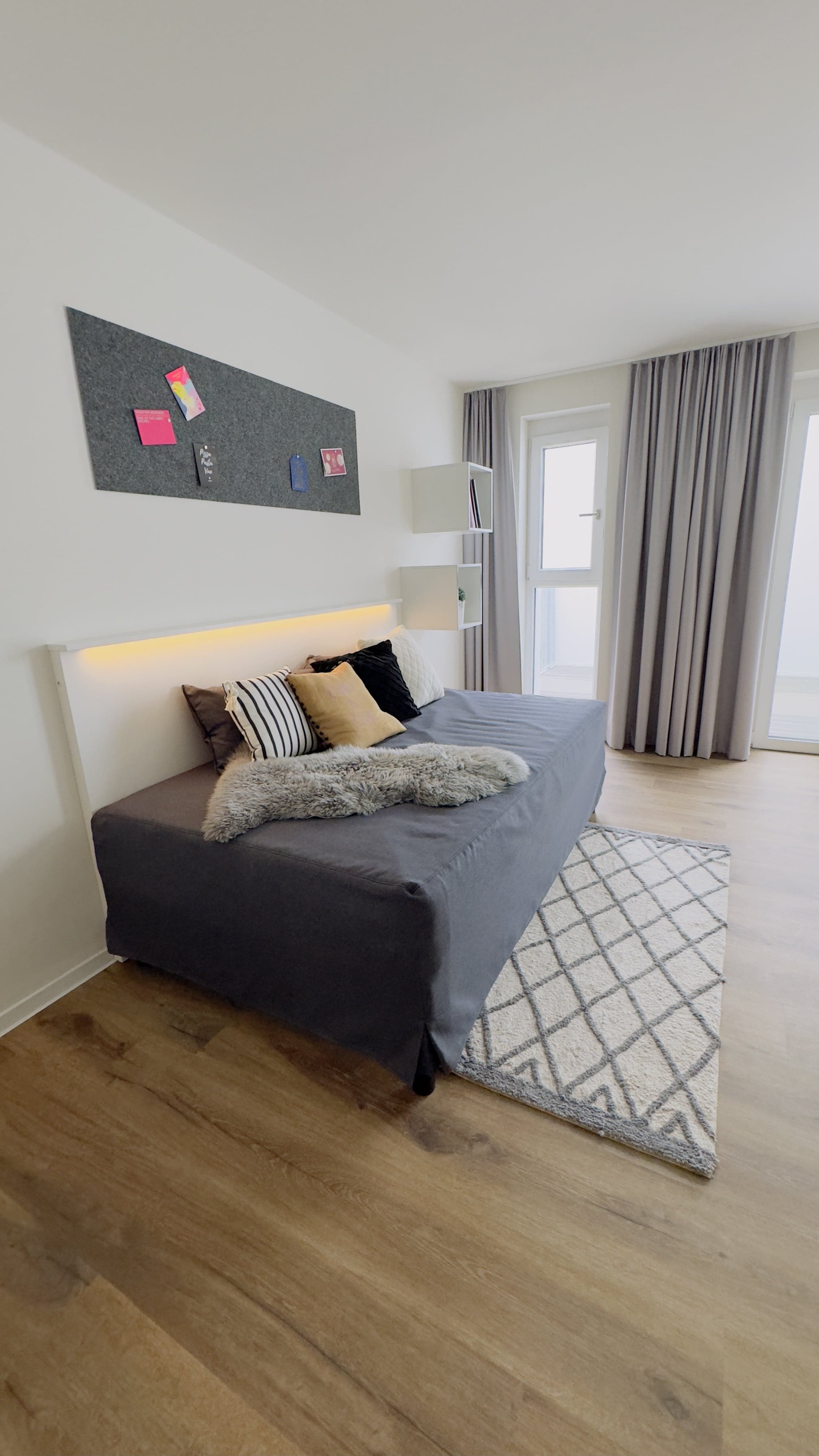 Standard Apartment: möblierter Wohn- und Schlafbereich mit Einzelbett